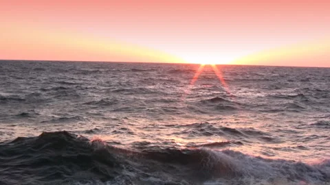 Spatter of waves at sunset 스톡 동영상 106463028