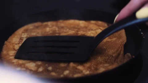 Spatula presses pancake to the pan Stock Footage 112017795