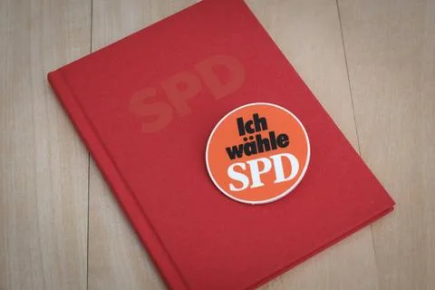  SPD Parteibuch mit Ansteck-Button Ich wähle SPD *** SPD party card with b.. Foto stock