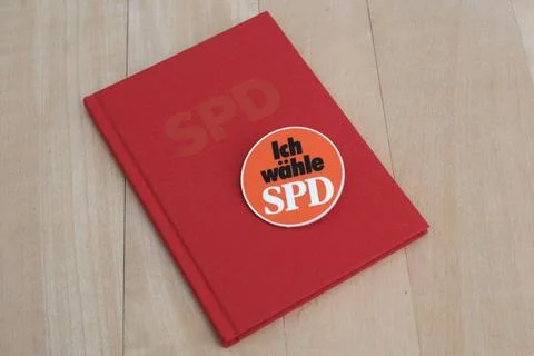  SPD Parteibuch mit Ansteck-Button Ich wähle SPD *** SPD party card with b.. Foto stock