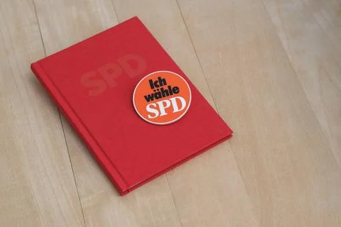  SPD Parteibuch mit Ansteck-Button Ich wähle SPD *** SPD party card with b.. Foto stock