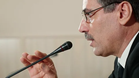 Speaker checks the microphone before speaking and speak, face close-up, side Video stock 101794424