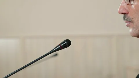 Speaker checks the microphone before speaking and speak, face close-up, side 스톡 동영상 101968097