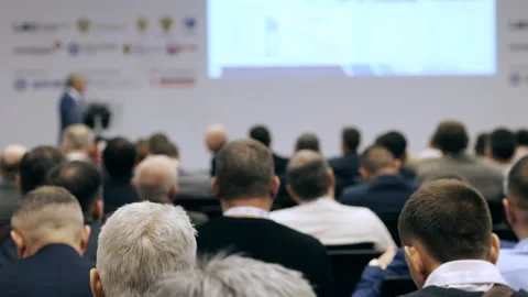 Speaker Presenting to Large Audience at Business Conference. 스톡 동영상 347780552
