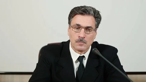 Speaker on press conference chooses the question from journalists and answers Stock Footage 101794532