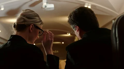 Speaker talks to his assistant at a press conference and continues to Video stock 101796357