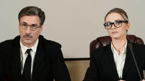 Speaker talks to his assistant at a press conference and continues to Video stock 101969552