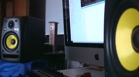 Speaker that vibrates in slow motion 動画素材 596821