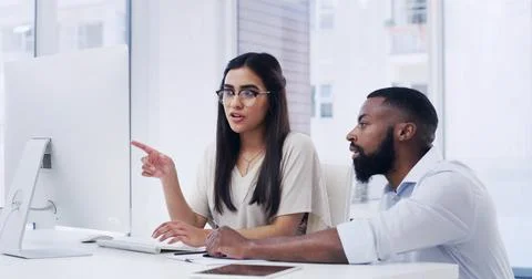 Speaking, manager and employee with computer in office, collaboration and c.. Foto stock