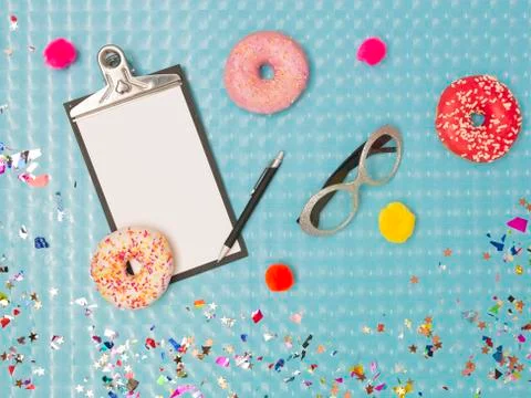 Special blue effect background with donuts and doughnuts and carnival items Foto stock