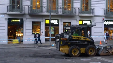 Special construction equipment, the machine sweeps the asphalt Видео 118305132