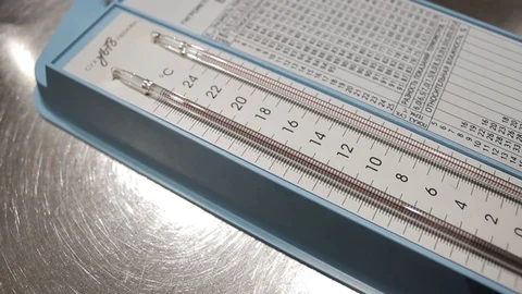 A special device that measures air humidity and room temperature. Video stock 127326197