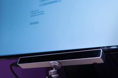 A special device for the paralyzed helps to control the computer mouse with a Foto stock