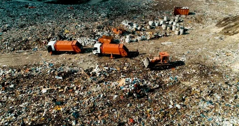 Special Equipment Works At A Garbage Dump. Household waste tanks. Sorting Stockbeeldmateriaal 114472049