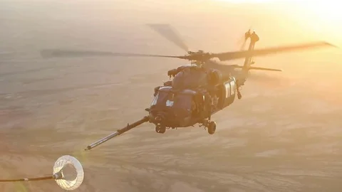 Special Forces Helicopter Refueling Stockbeeldmateriaal 81011588