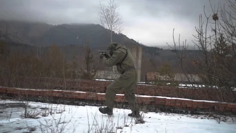 Special Forces soldier attacks and runs with weapons Stock-Footage 101690866