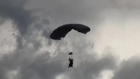 Special forces soldier parachuting Stockbeeldmateriaal 90414340