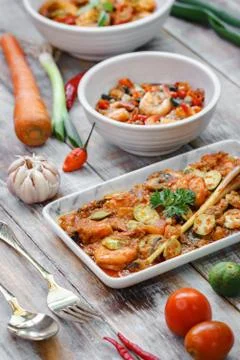 Special fried shrimp cooked with Indonesian spices that are predominantly swe Foto stock