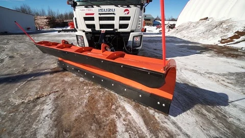 Special machine with a blade for cleaning snow 库存影片 106015154