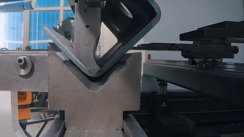 A special machine performs the operation of bending the metal. Vídeos de archivo 108417904