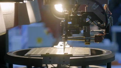A special modern machine installs a silicon microprocessor on the board. The Vídeo Stock 108121507