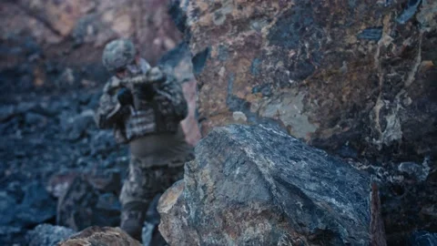 Special Ops Navy SEALS performs in the gorge among boulders. Vidéo 149040587