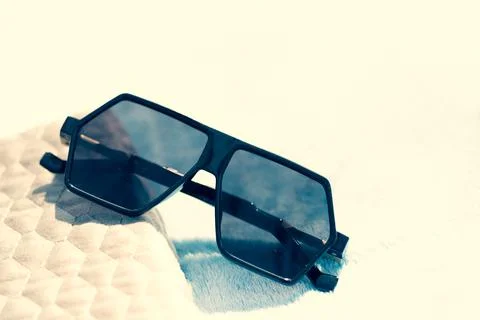 Special Oversized sunglasses model with flat black lenses and black frame shoot Stockfoto's