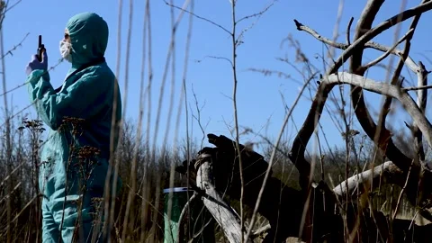 Specialist calling for help Stock Footage 143156363