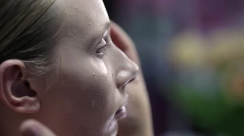 Specialist doing makeup for model. 库存影片 67318613