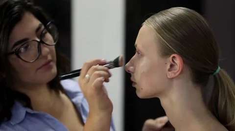 Specialist doing makeup for model. Gentle make-up for the young girl. 库存影片 67318112