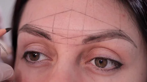 Specialist draw a sketch of eyebrows. Close-up of clear geometric shapes on the Stock-Footage 106891596
