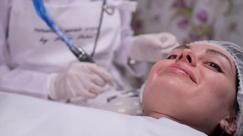 Specialist makes permanent eyebrow makeup. Beauty Studio. 4K Slow Mo Видео 106892509