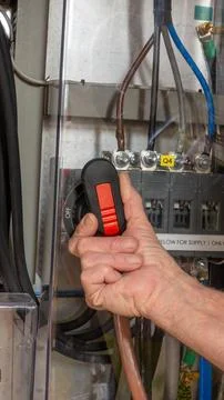 Specialist power generation engineer isolating electrical circuit breakers Foto stock
