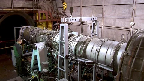 Specialists inspect jet engine after repair. Engine is installed on test bench. Vídeos de archivo 123905135