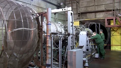 Specialists inspect jet engine after repair. Engine is installed on test bench. Vídeos de archivo 123905200