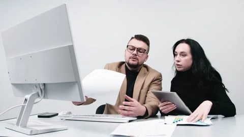 Specialists in the office discuss and solve the problem Vidéo 304655353