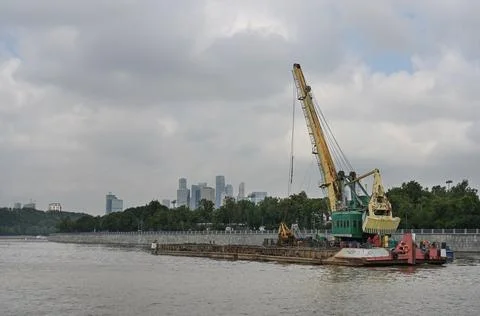 A specialized floating barge deepens and cleans the channel of the Moskva Riv Foto stock