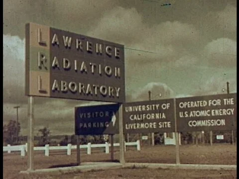 The specialized resources of various commissioned laboratories are utilized atƒ Vídeo Stock 75281372