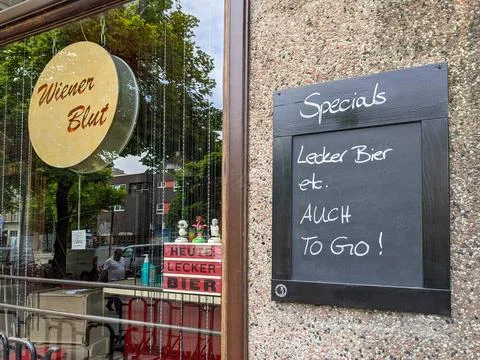  Specials Lecker Bier auch to go - Werbetafel vor der Kneipe Wiener Blut i... Stock Photos