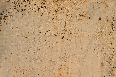 Speckled rust pattern on metal sheet with dense pinprick dots, subtle orang.. Foto stock
