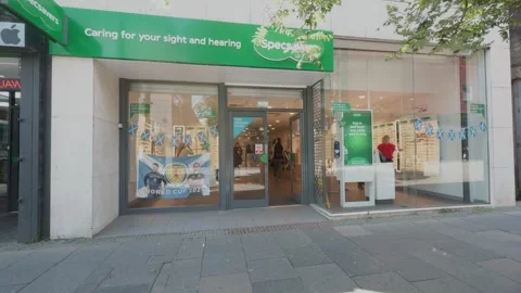 Specsavers Storefront in Kilmarnock Town Centre Vidéo 339302124