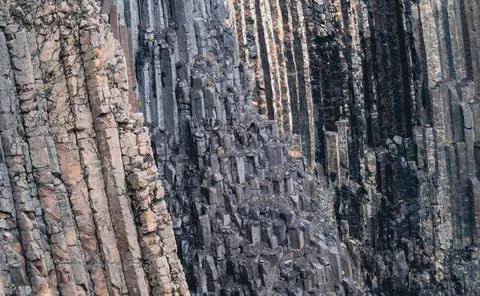 Spectacular basaltic rocks background pattern, long shot Stockfoto's