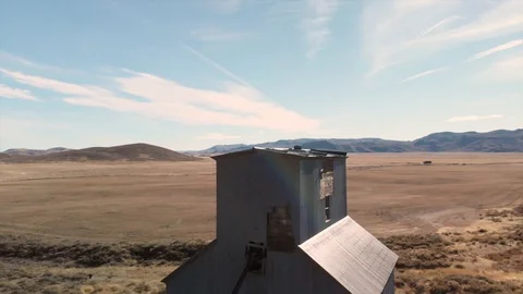 Spectacular circle aerial view of old grain elevator in arid countryside Stock Footage 129325636