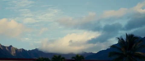 A Spectacular Cloud Timelapse in Makaha Valley Mountain Vidéo 230122589