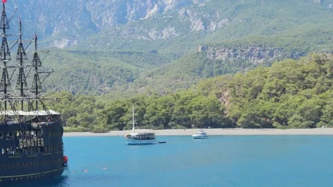 A spectacular coastal view featuring the contrast of maritime tourism vessel 스톡 동영상 319221804