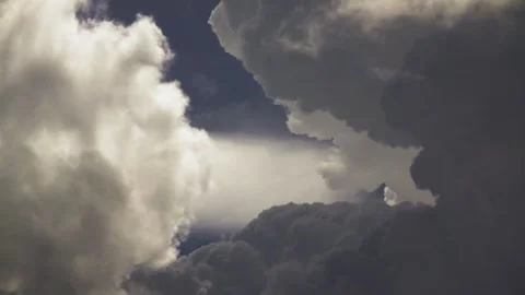 Spectacular convergence of white and dark clouds Vídeo Stock 249409409