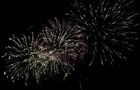 Spectacular fireworks display exploding in the night sky. Vibrant bursts of.. Foto stock