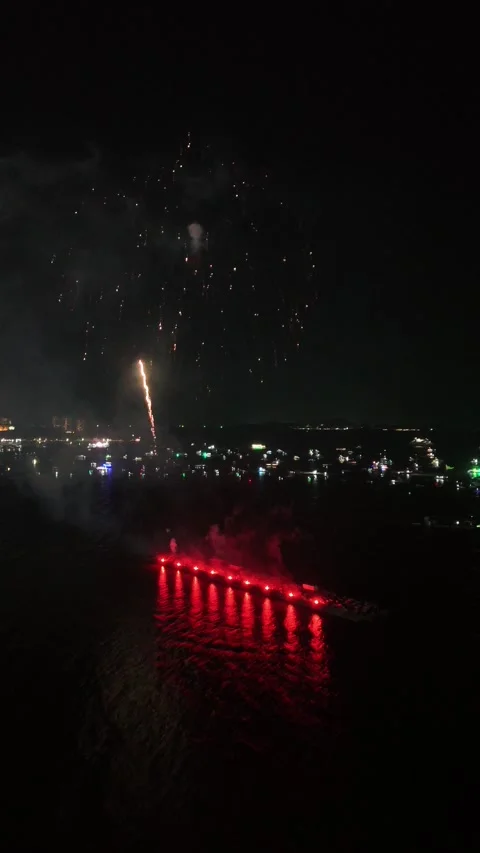 Spectacular Fireworks Display Exploding Over the Water at Night in Pattaya, Vídeos de archivo 335843172