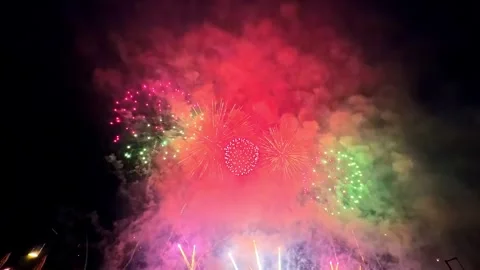 Spectacular fireworks exploding at night during Ventspils City Festival in Vídeos de archivo 347706451