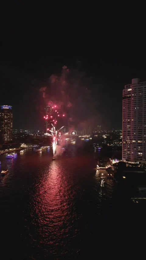 Spectacular Fireworks Exploding Over the Chao Phraya River in Bangkok, Thailand Video stock 335587270